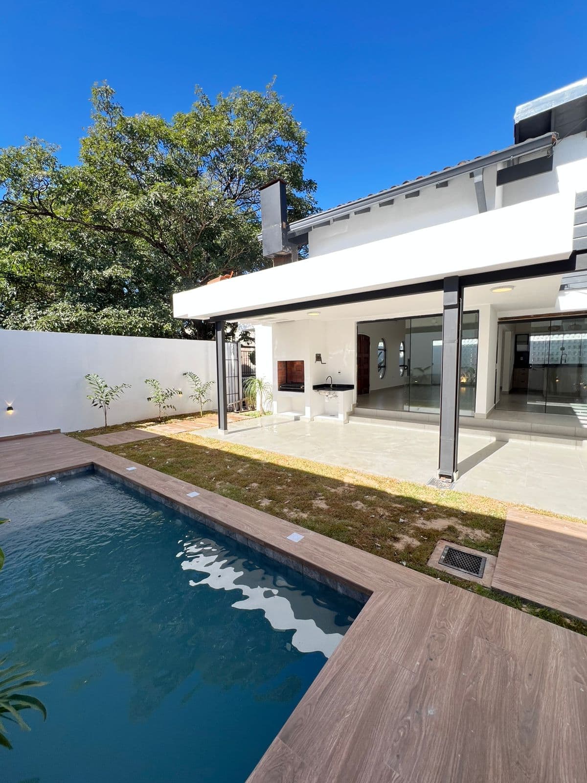 Residencia a estrenar en mburicao - Asunción — foto principal