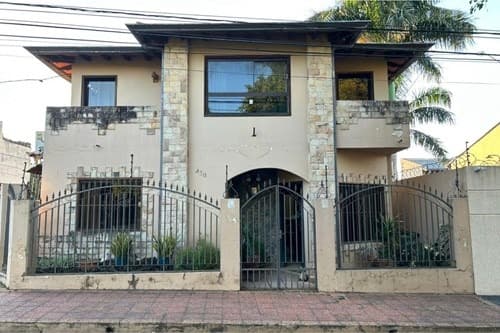 En venta casa con piscina en esquina en Lambaré - Valle Apu a