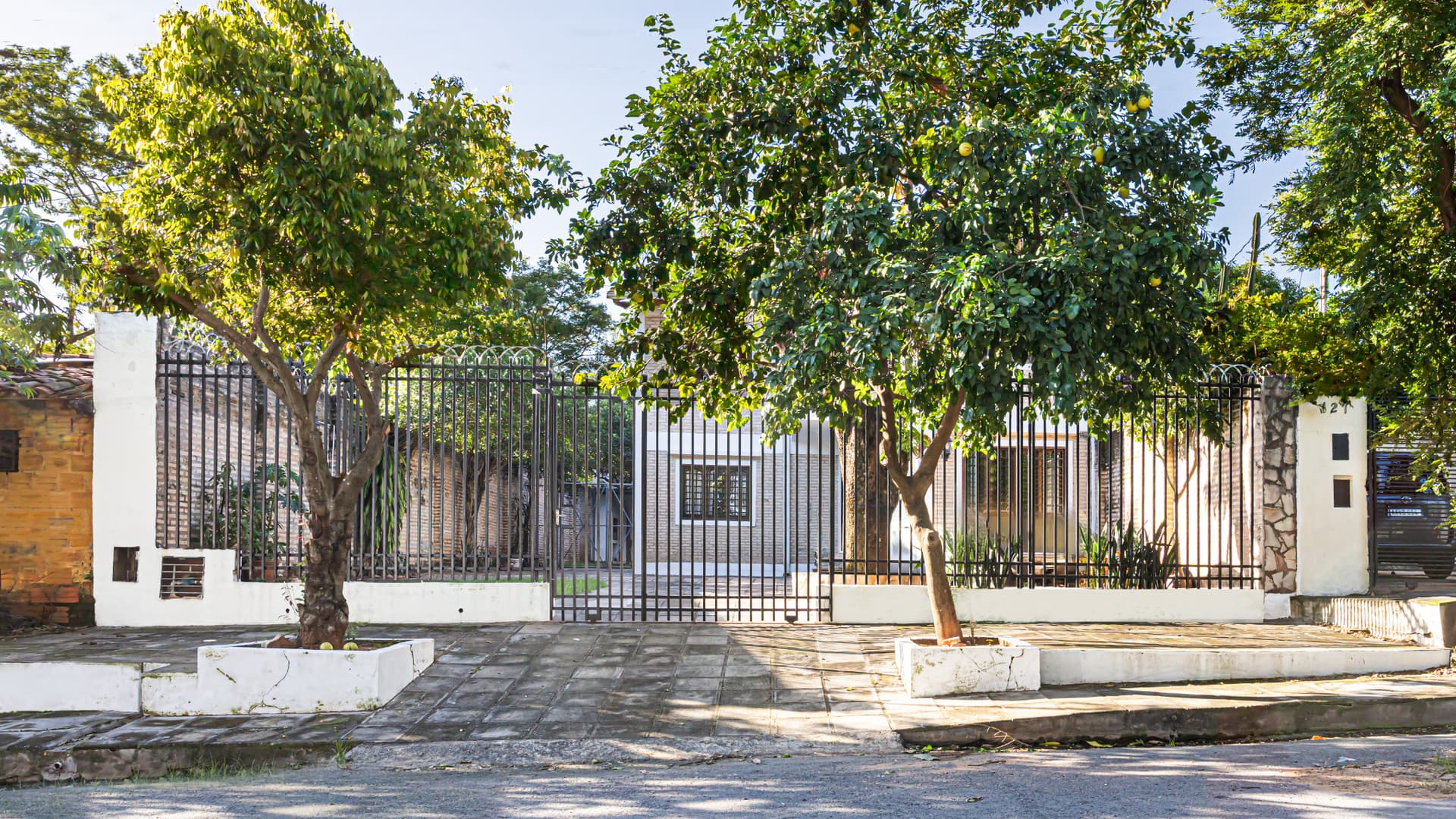 En venta amplia casa en lambare