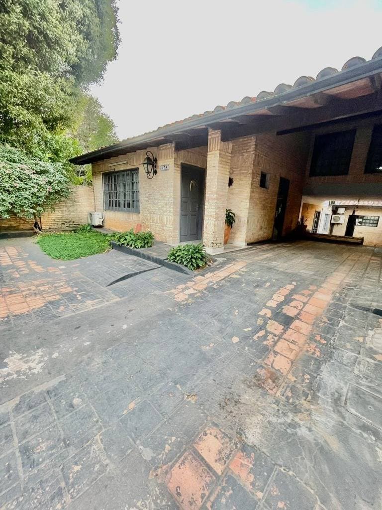 Vendo residencia sobre facundo machain, la Recoleta