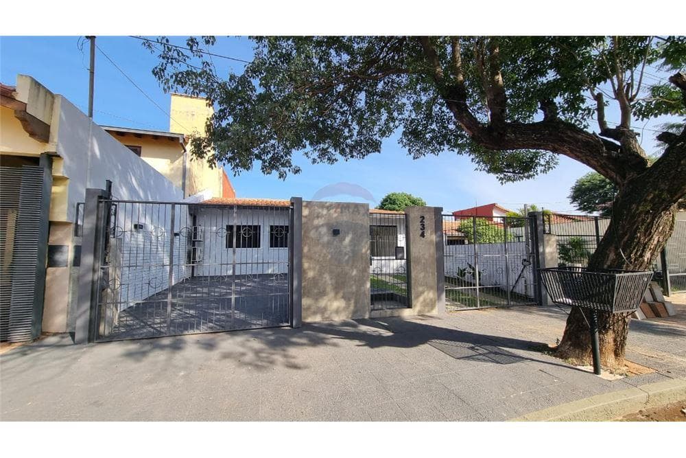 Vendo Casa de 4 Dormitorios en PB en Lambaré