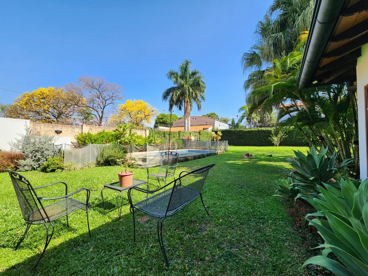 Hermosa residencia con amplio jardin - barrio san cristobal, foto 2