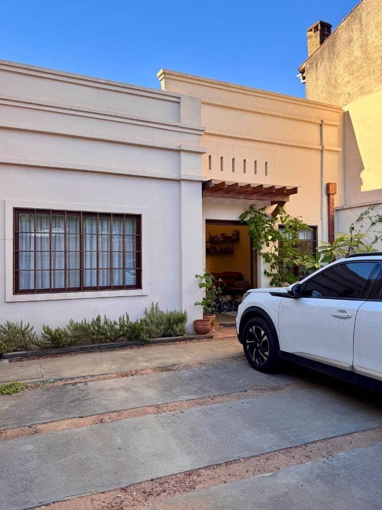 Vendo hermosa casa estilo mediterraneo en barrio Las Mercedes
