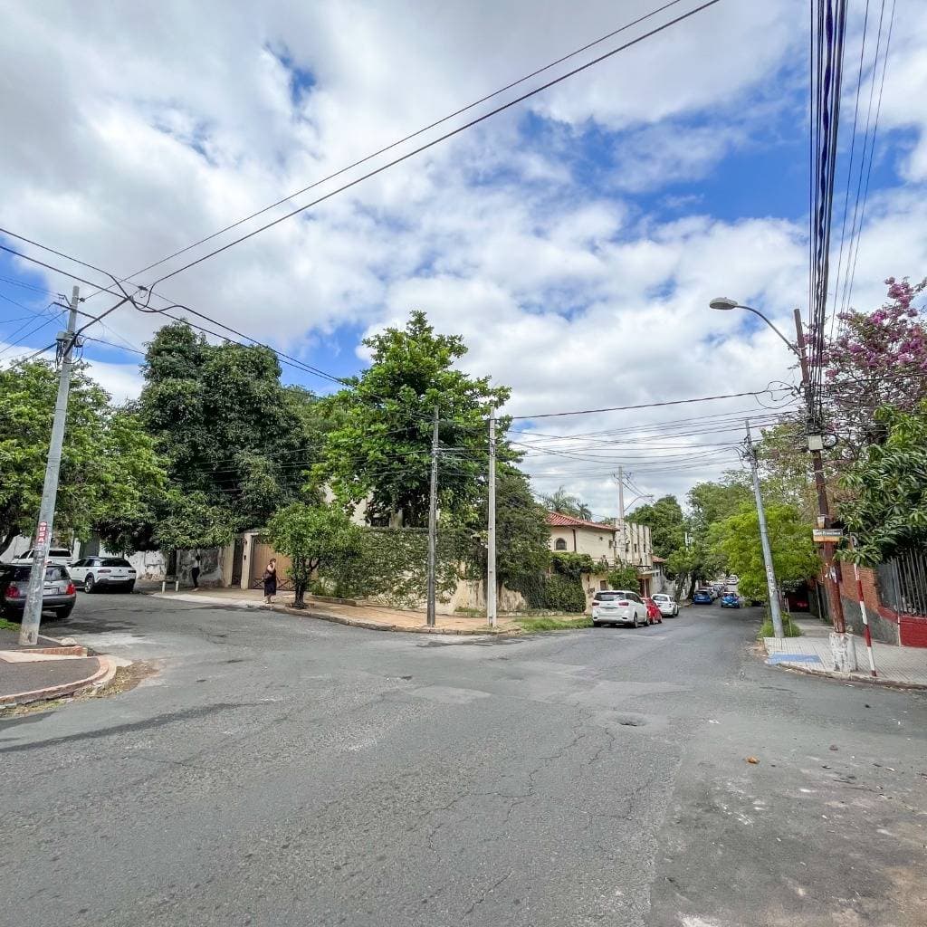 Imponente propiedad en esquina en barrio Jara, foto 3