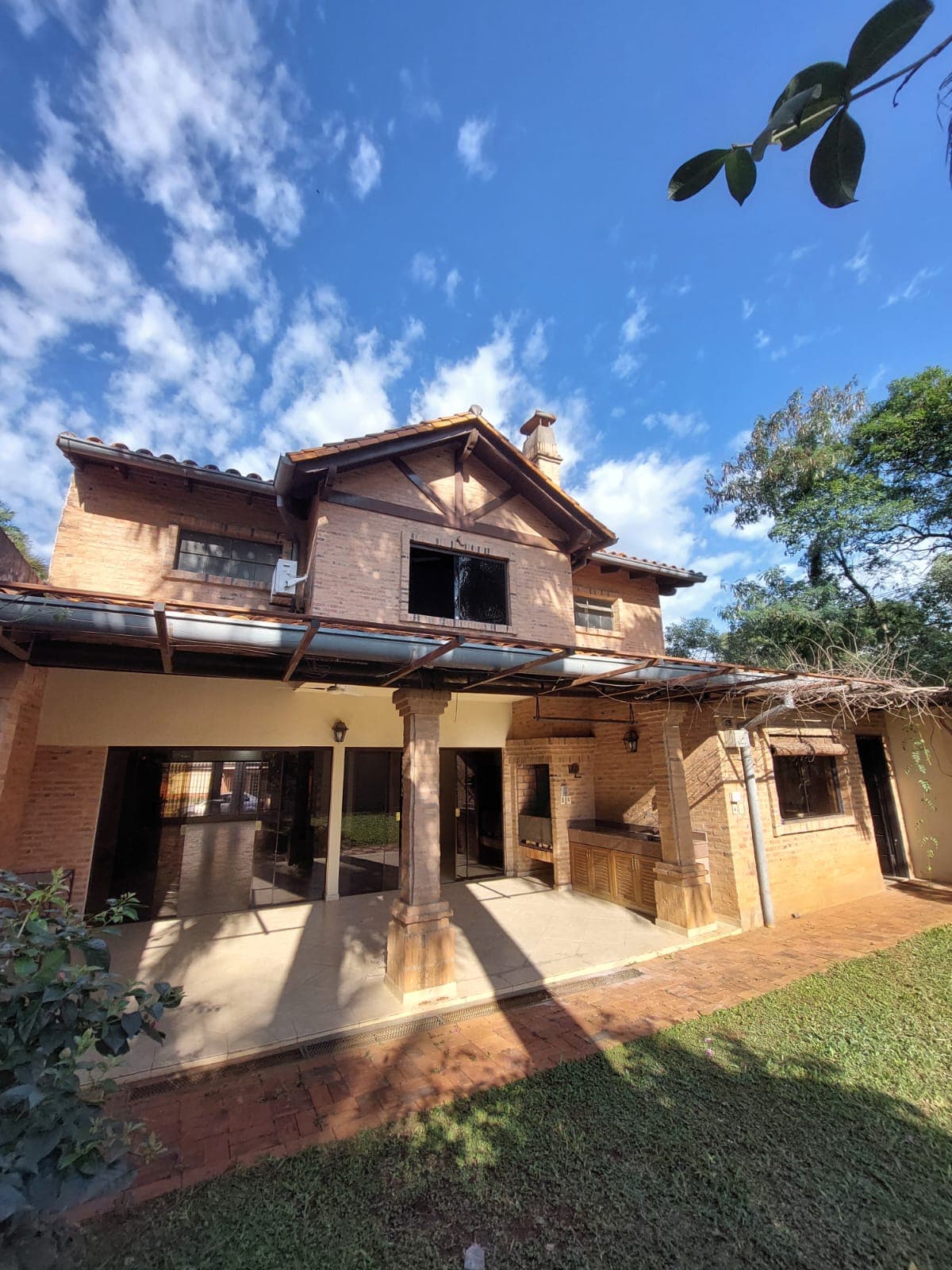 Vendo Casa de 3 hab en Suite + escritorio, Barrio Mburucuya, Zona Curda