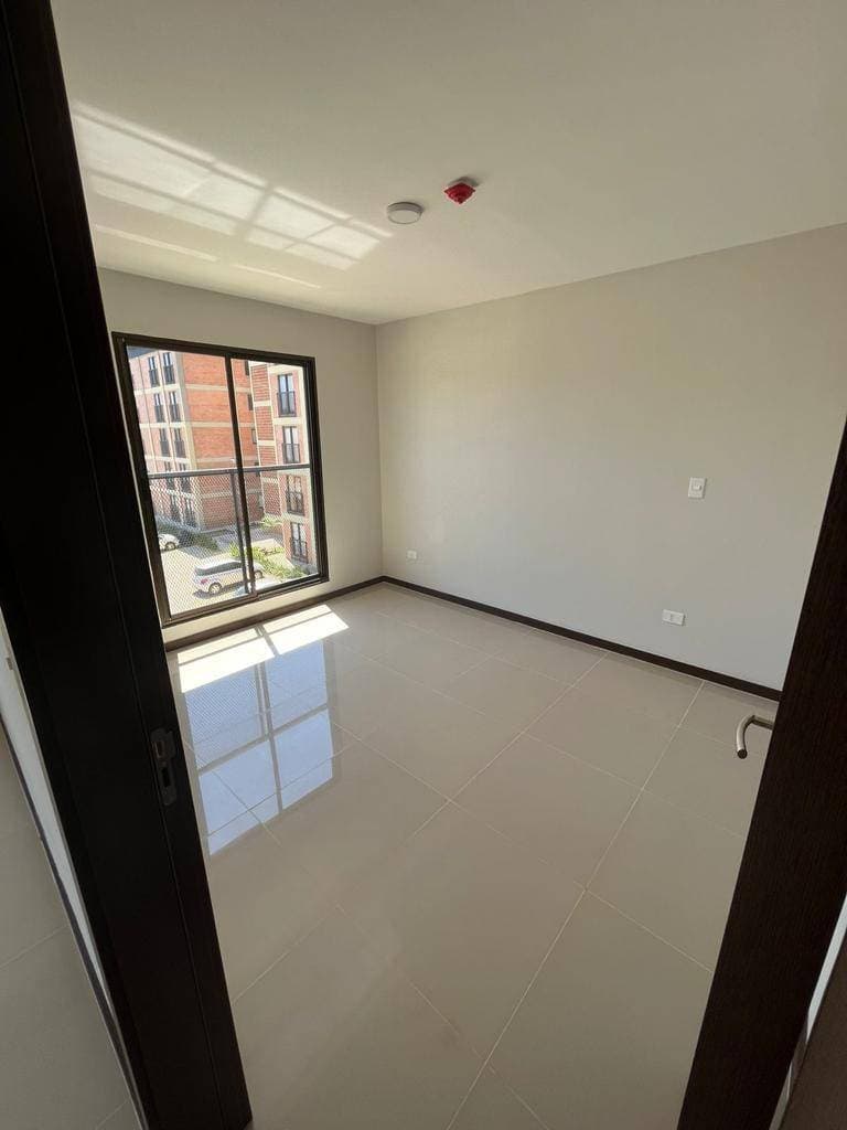 Departamento de 2 dormitorios en Luque - Ubicación privilegiada, foto 3