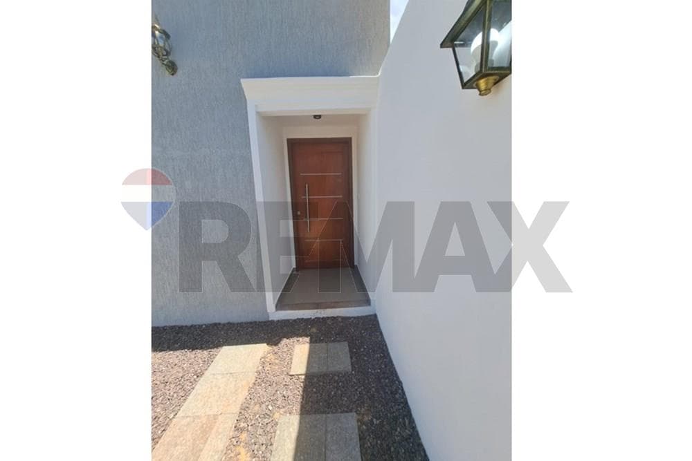 Chalet - Alquiler - Luque, Paraguay — foto 2