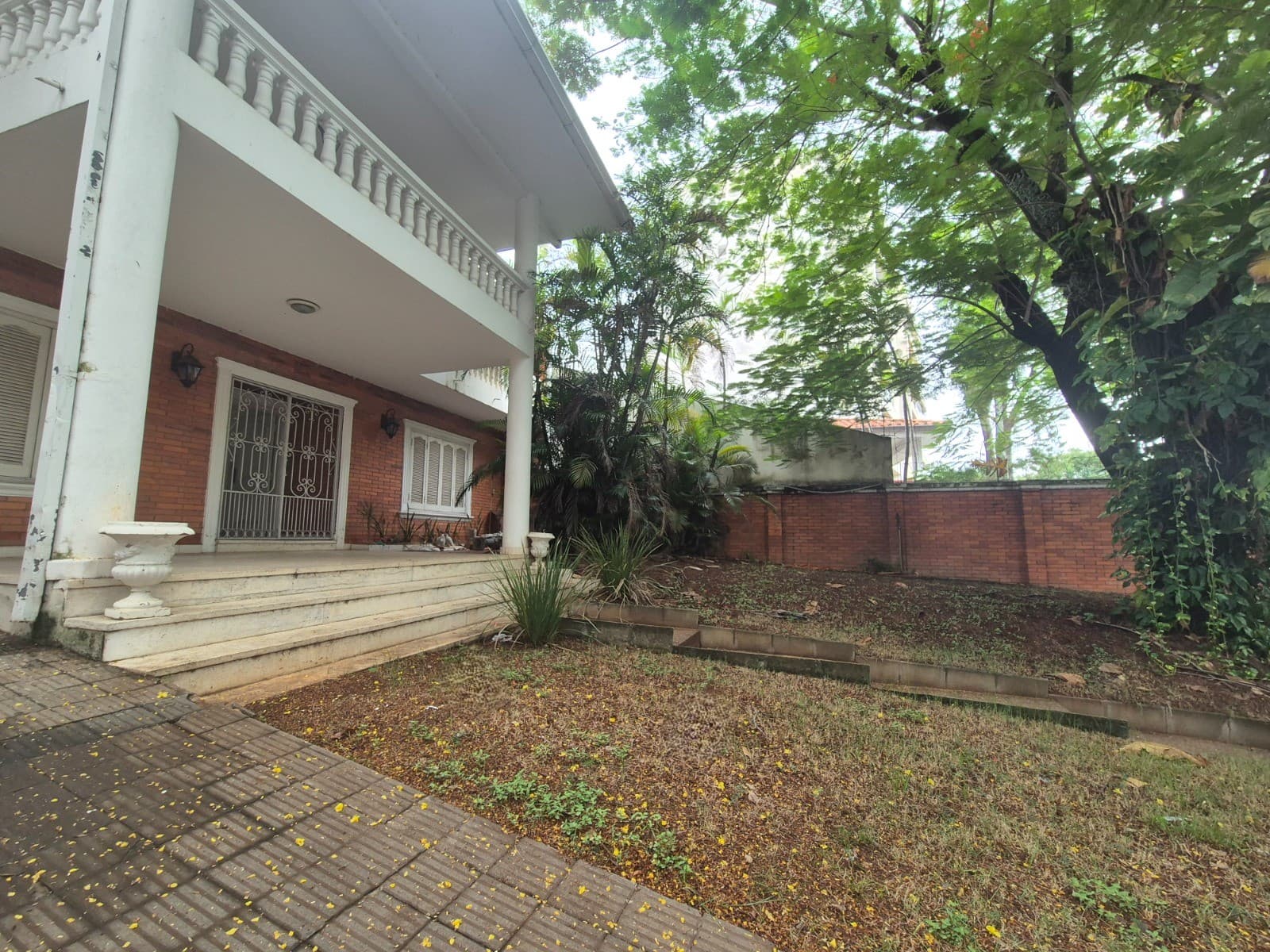 En alquiler amplia casa sobre la Av. Gral. Santos con 20 ambientes, foto 2