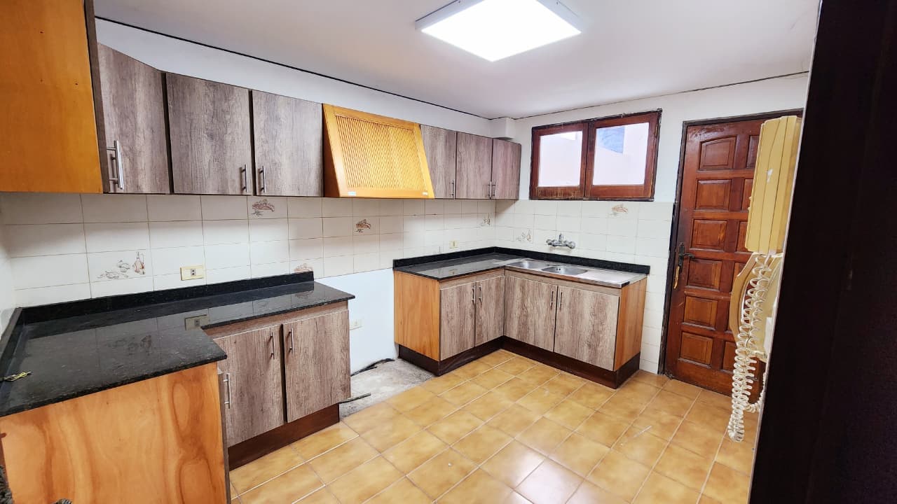 En alquiler hermosa casa con quincho para vivienda u oficina en Manorá, foto 5