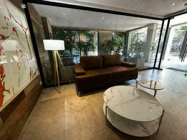 En alquiler departamento amoblado de 2 dormitorios en Villa Morra, foto 2