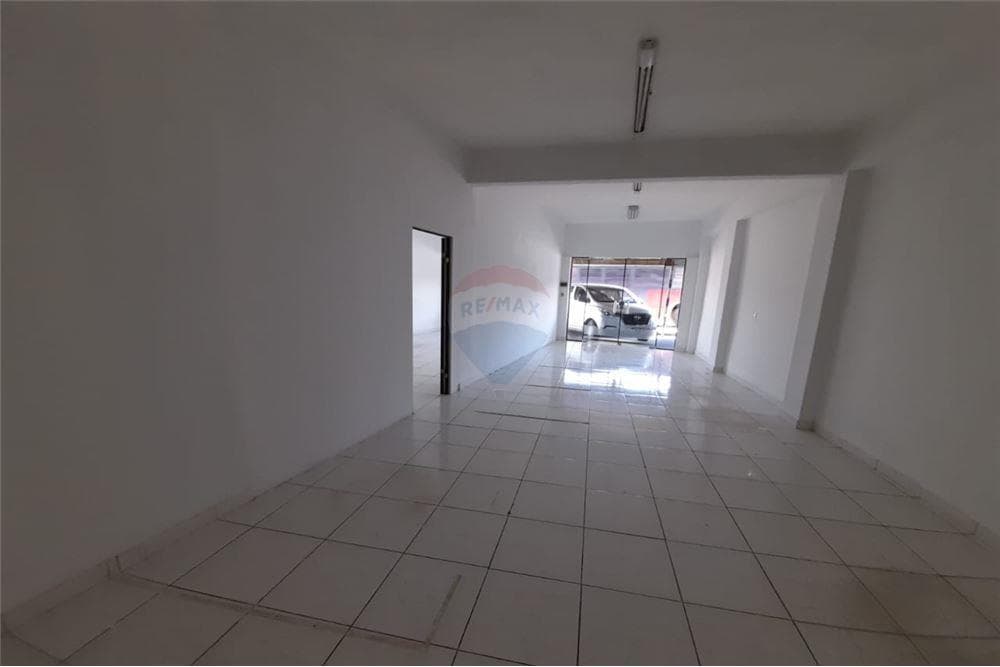 Amplio Salón Comercial Sobre Avda Acceso Sur!!! — foto 3