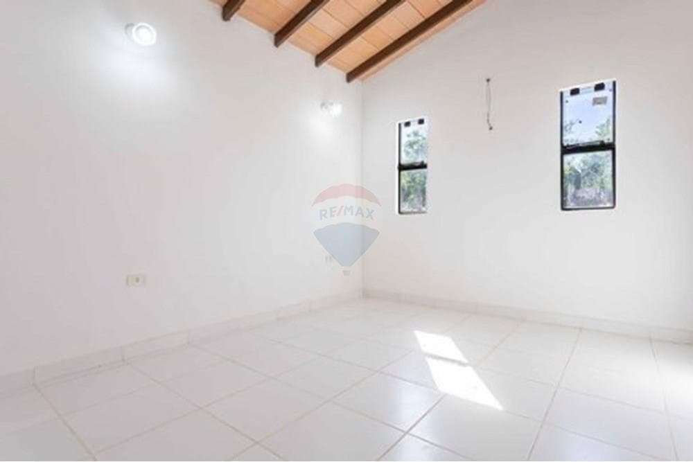 Casa - Venta - Paraguay Central Luque, invierte en un hogar cómodo!, foto 3