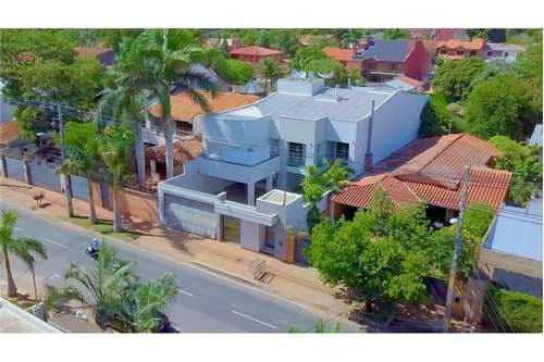 Vendo Lujosa propiedad en los laureles