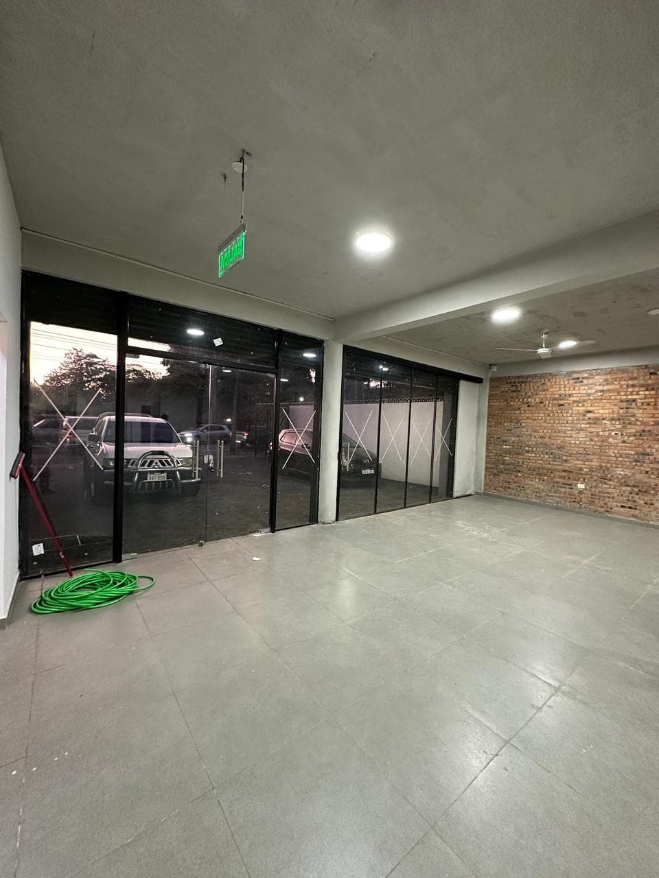 Salón comercial y showroom a estrenar — foto 3