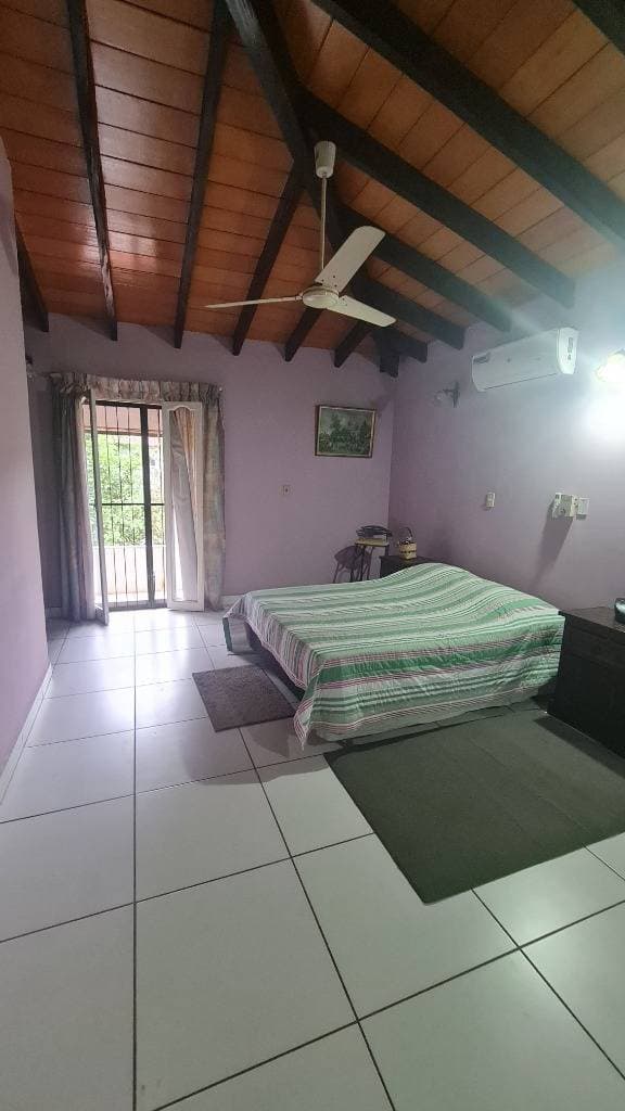 Casa en Venta en Barrio Las Lomas – Amplio Terreno frente a Plaza, foto 4
