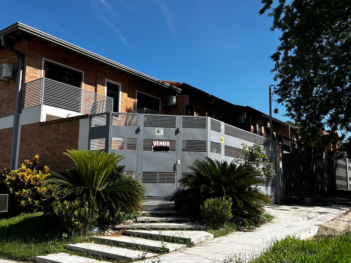 Duplex en esquina en barrio mbachio Lambaré — foto 1