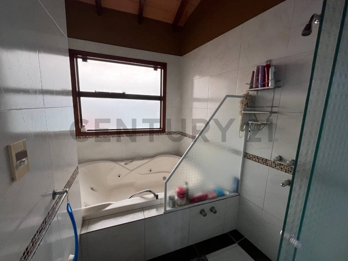 Barrio Las Lomas, vendo casa, a tres cuadras de Casa Rica, foto 2