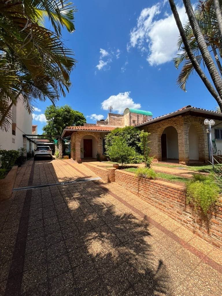 Amplia Casa en el Barrio Recoleta de Asunción - ID 31742 — foto 3