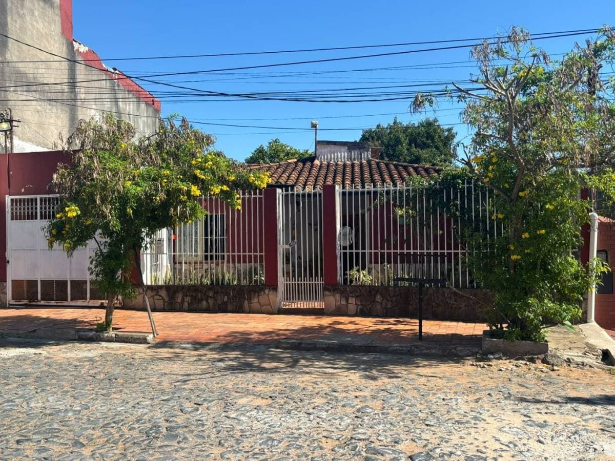 Vendo terreno con casa a refaccionar en barrio san vicente