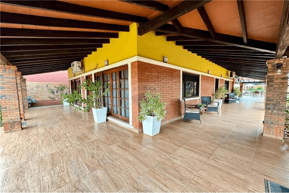 Vendo amplia residencia totalmente amoblado
