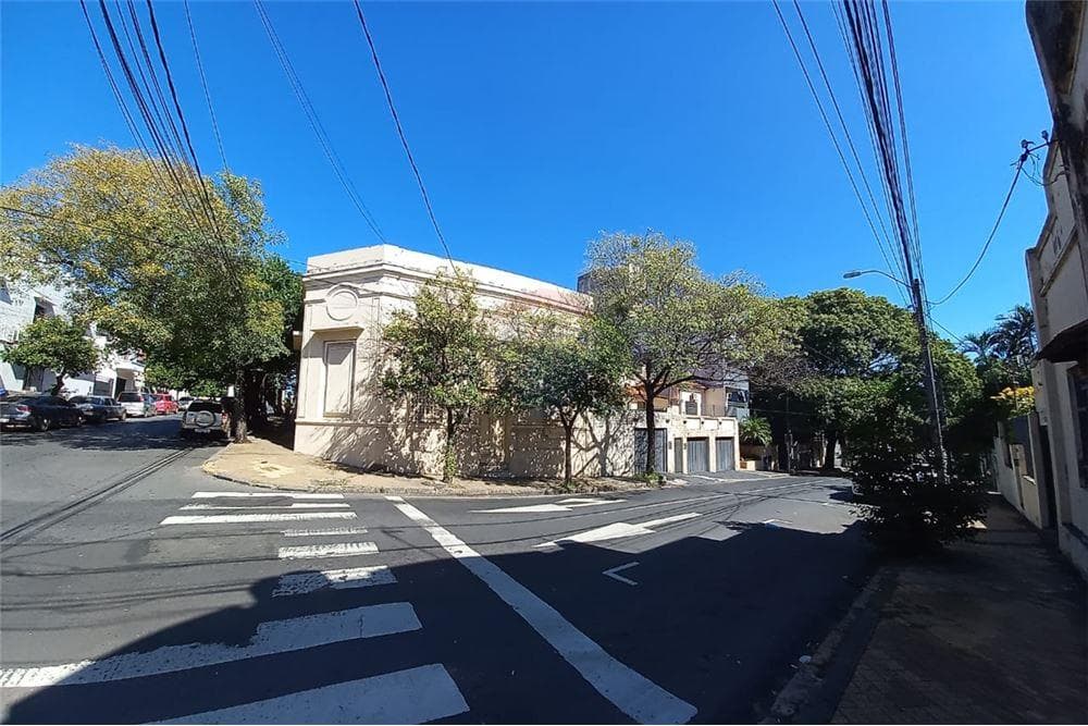 Alquilo imponente residencia en esquina- Asunción