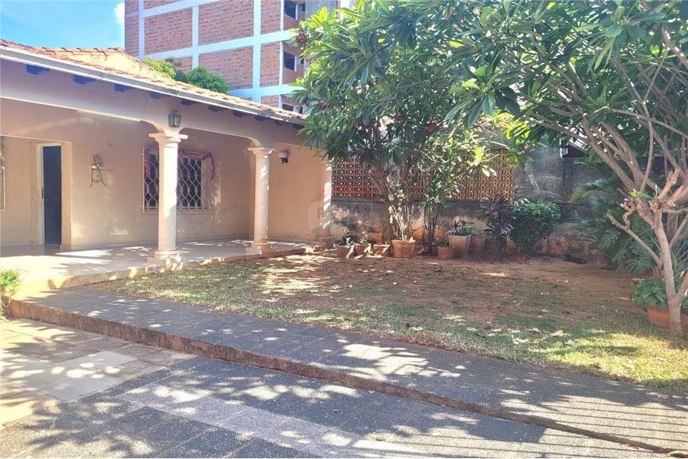 Terreno en mburucuya a media cuadra de santisima Trinidad, foto 4