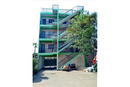 Edificio con salones comerciales y departamentos, foto 2