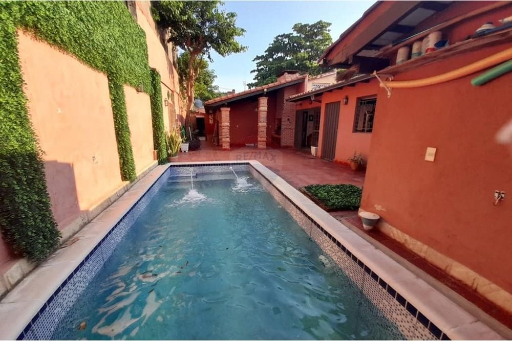 En venta casa con piscina en Sajonia Asunción