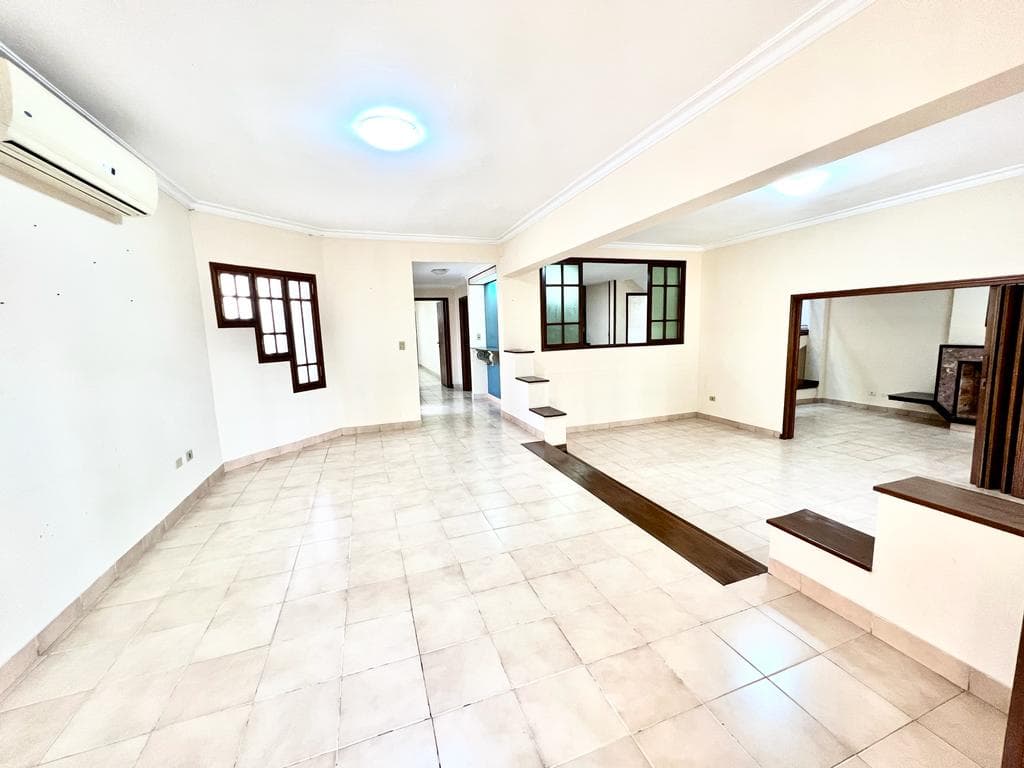 En Venta Amplía Casa En Esquina De 2 Plantas En Barrio Las Mercedes V084/, foto 1