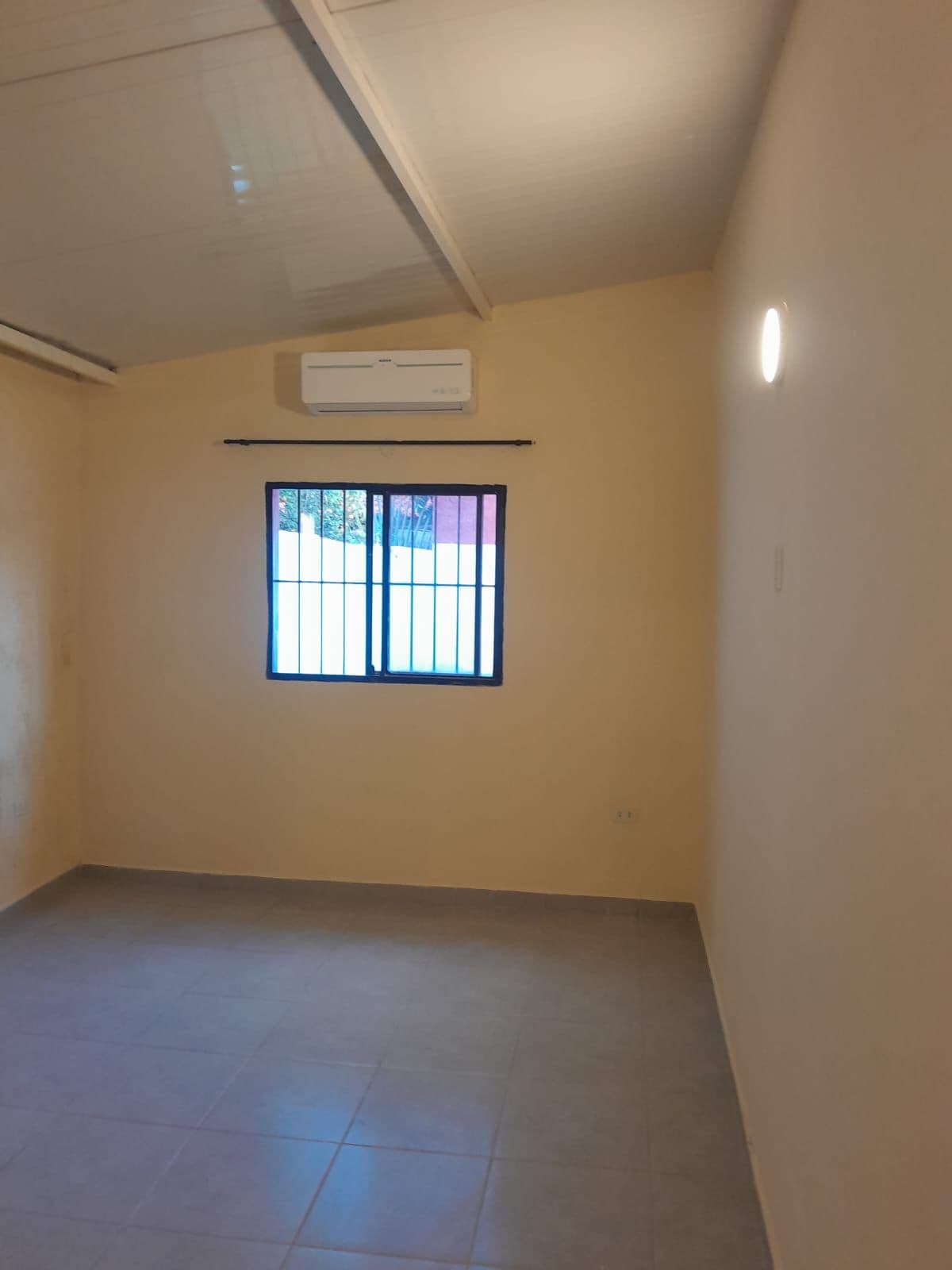 chalet de dos dormitorios en Mariano Roque Alonso, foto 3