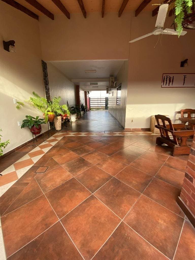 En alquiler hermosa residencia a una cuadra de cacique en lambare, foto 2