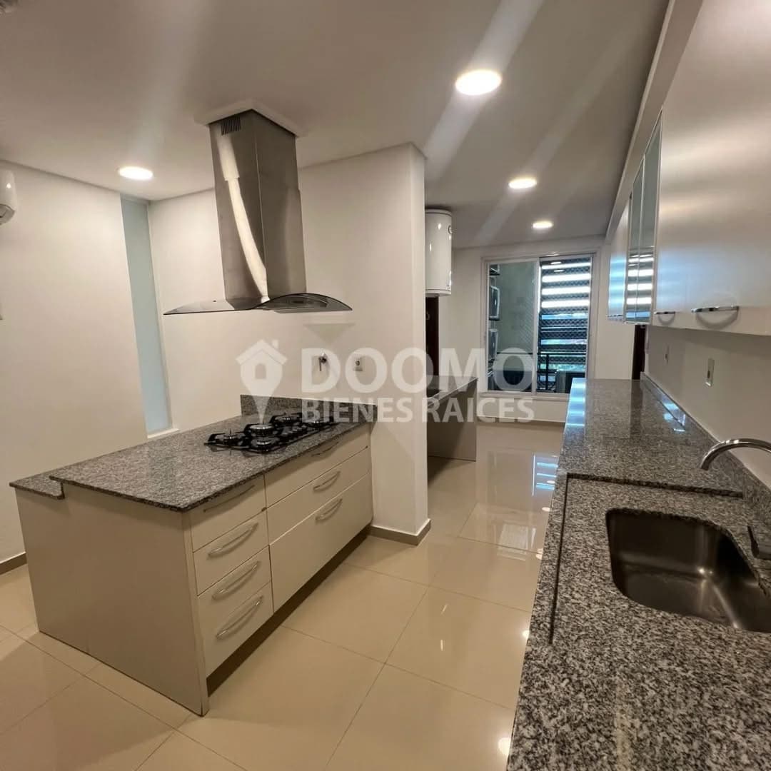 En alquiler hermoso y amplio departamento tres habitaciones barrio Herrera — foto 4