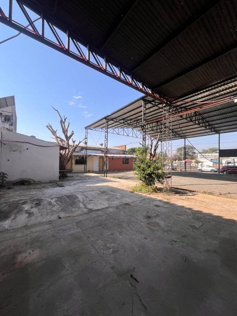 Amplia propiedad sobre avenida madame lynch en barrio Herrera — foto 4