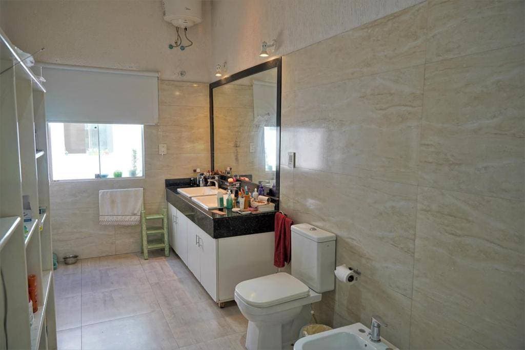 Vendo casa en barrio mburucuya