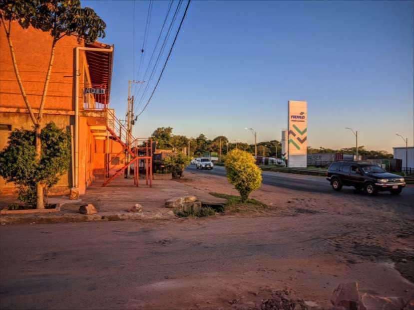 Casa y amplios salones para negocio en esquina - Ypane sobre Acceso Sur — foto 3