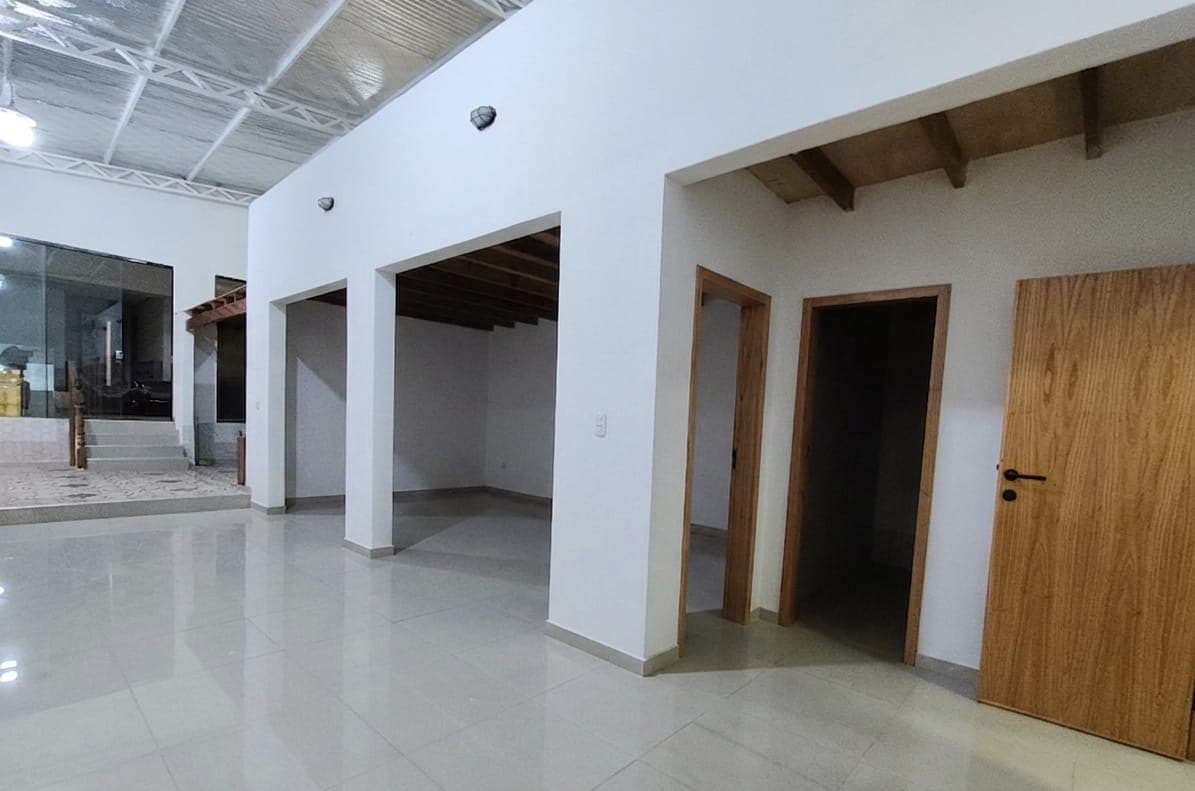 De salón comercial premium a estrenar sobre avda. Artigas! — foto 5