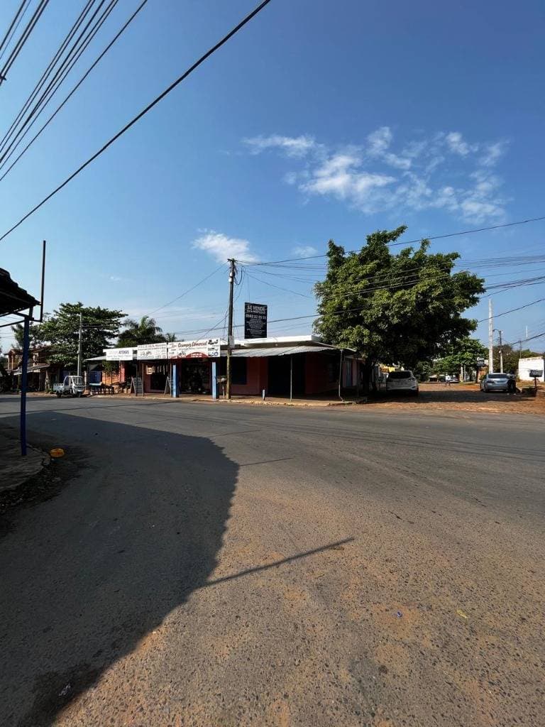 En venta local comercial en esquina con renta activa en cuatro barrio Luque, foto 1