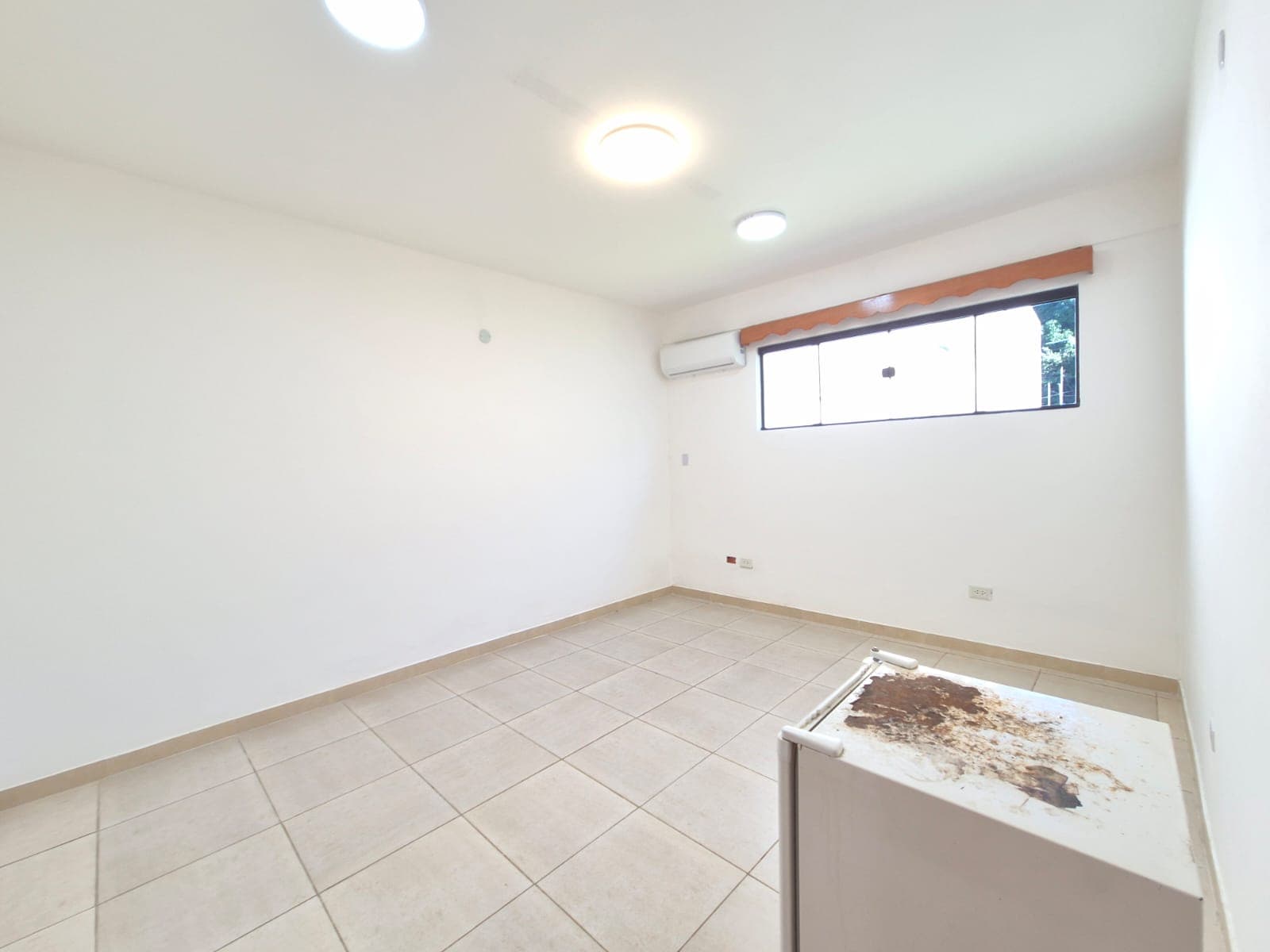 Casa con amplio patio ideal para oficinas en barrio mburucuyá — foto 2