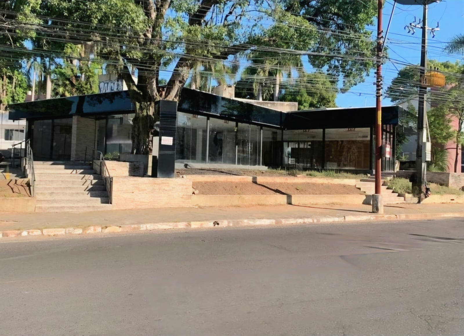 Local comercial de 1.200 m2 -600 m2 construidos s/importante avda de asuncion — foto 1