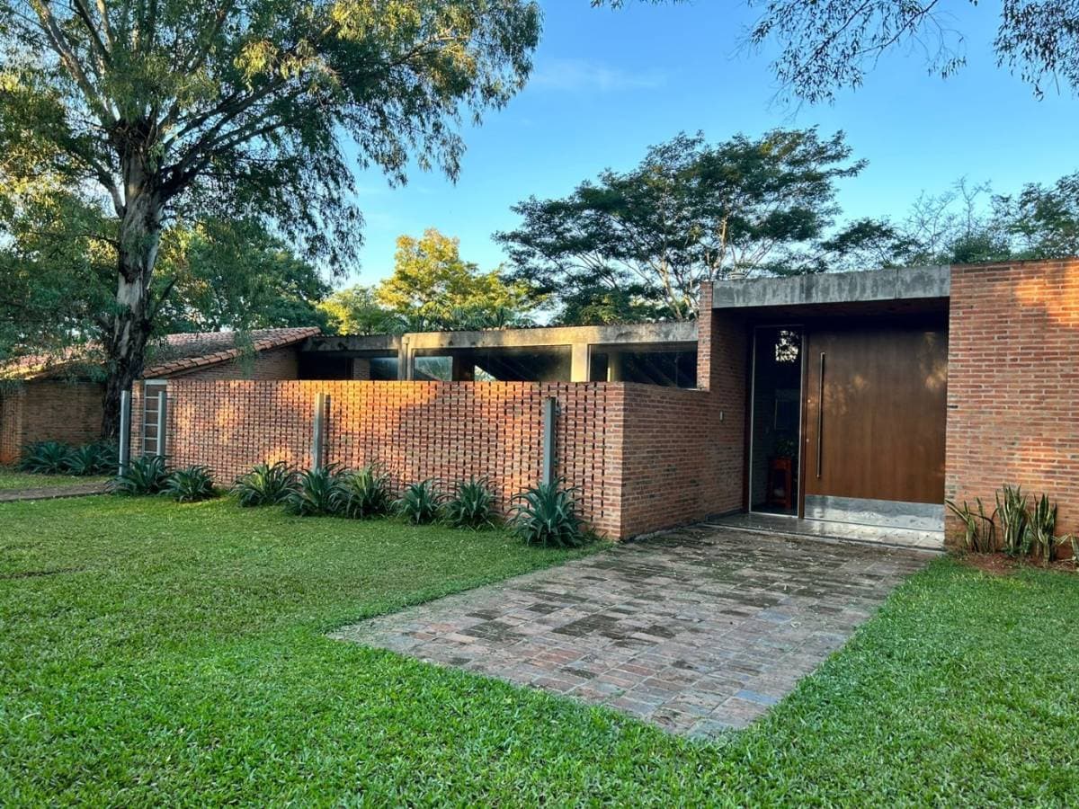 Hermosa y amplia casa en surubi'i - fácil y rápido acceso