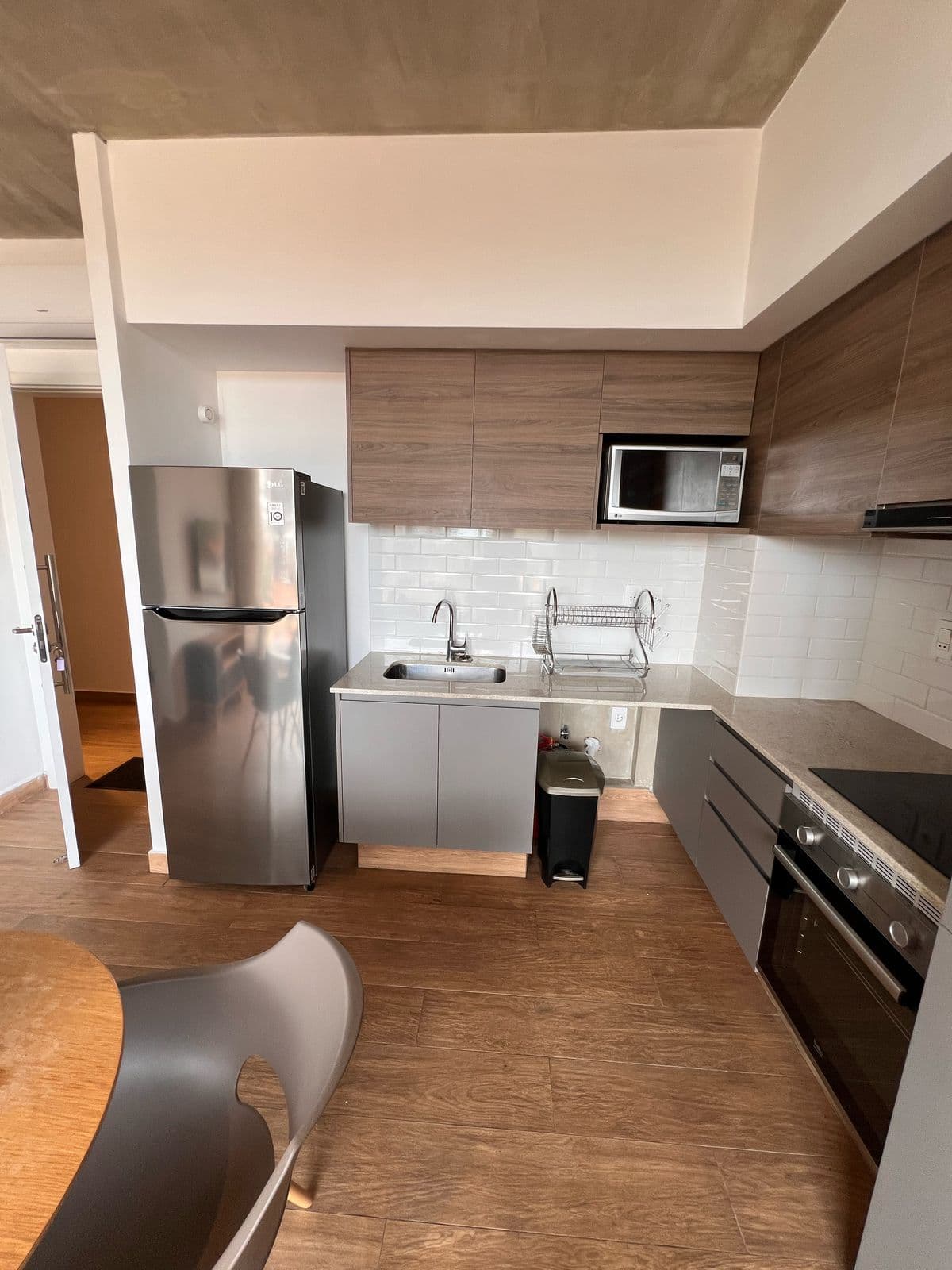 EN ALQUILER - Hermoso departamento amoblado y equipado corazón de Villa Morra — foto 5
