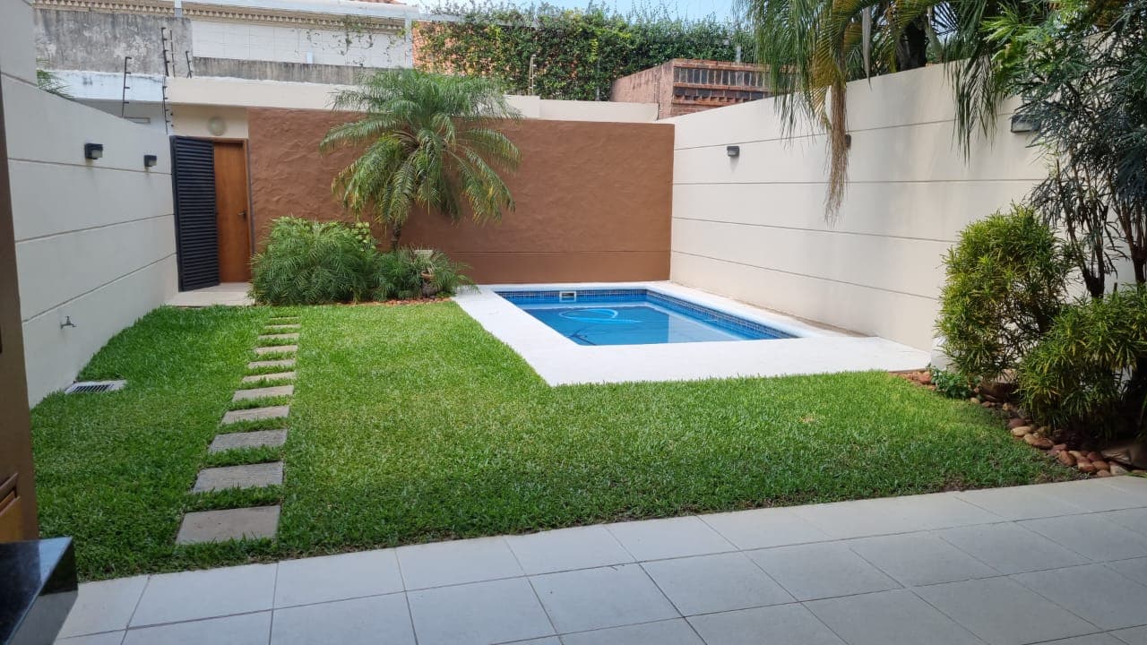 Alquilo hermosa casa pareada