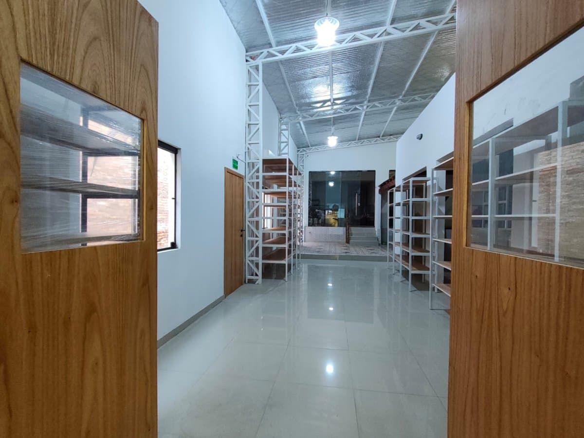 ID 15962 - Alquilo salón comercial sobre Avda. Artigas!, foto 4