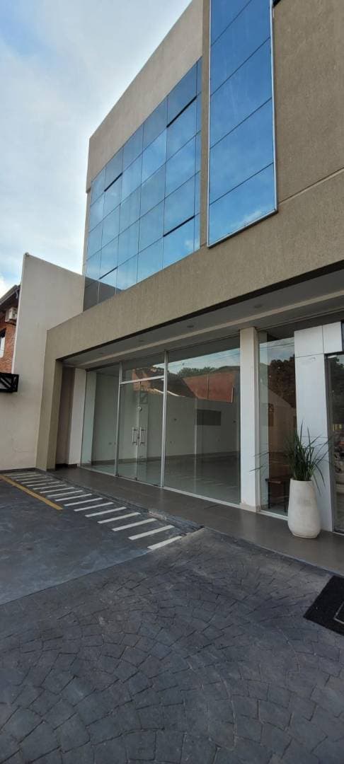 Gran local comercial en el centro de Luque, foto 2