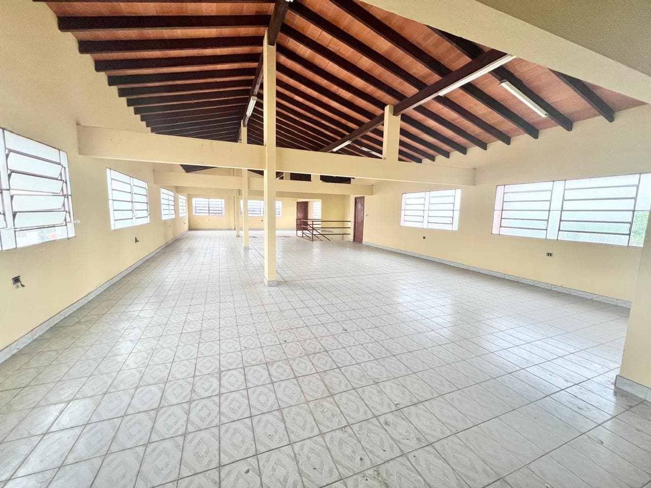 En Alquiler Edificio para Oficinas / Depósito en San Vicente A418