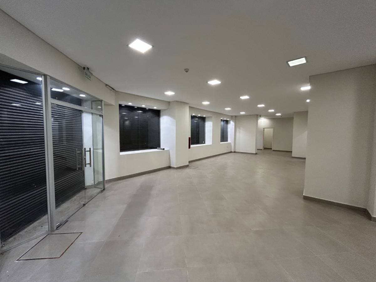 Amplia casa con salones comerciales y oficinas, foto 4