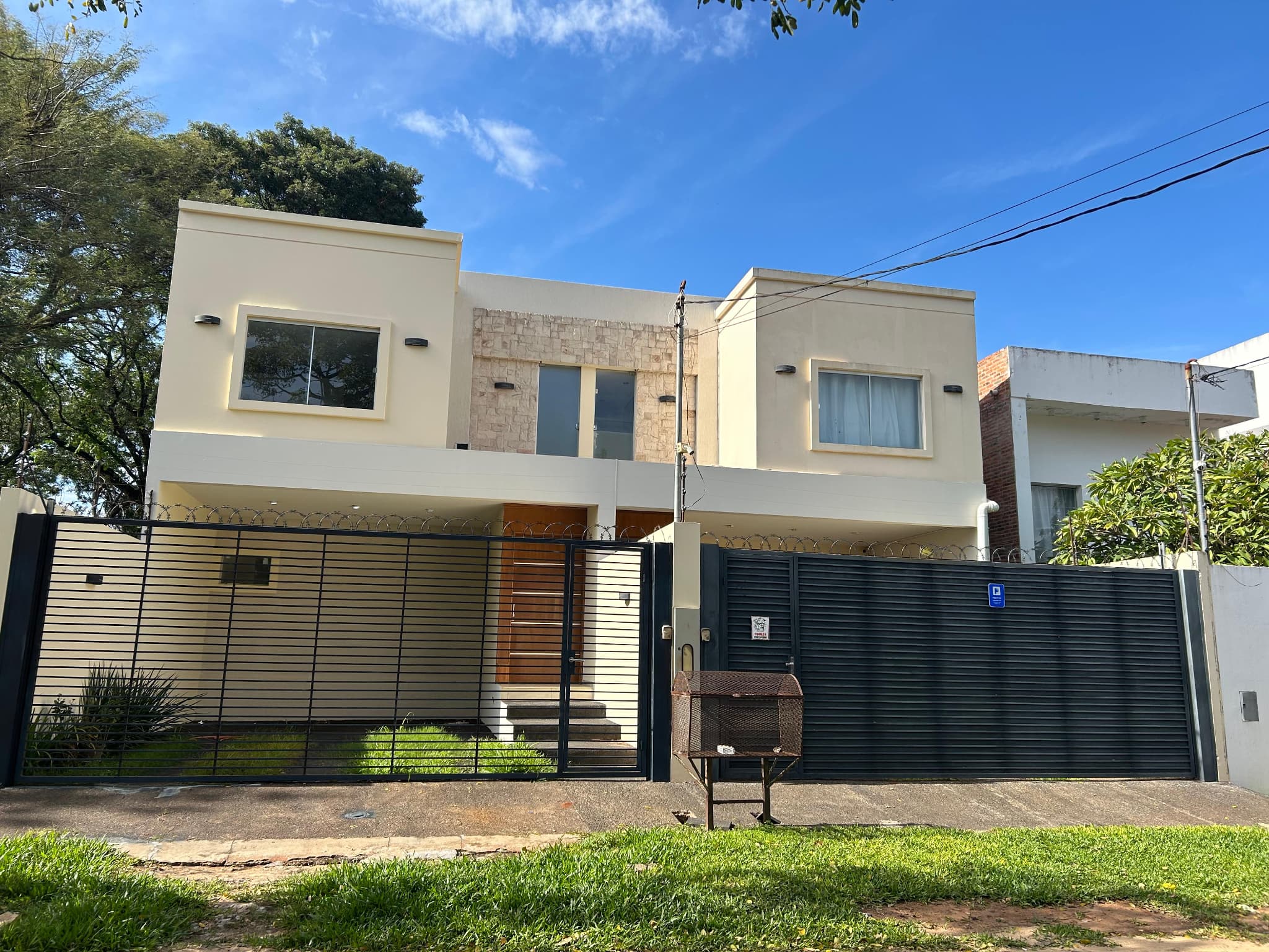 Amplio dúplex con patio 3 dormitorios en Luque cuarto barrio