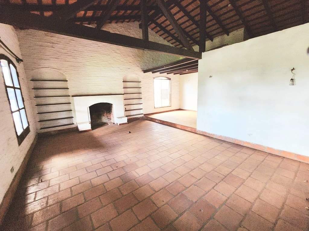 Amplia Casa Colonial Con Terreno De 1.158 M2 Zona Luque Aregua ‼️, foto 3