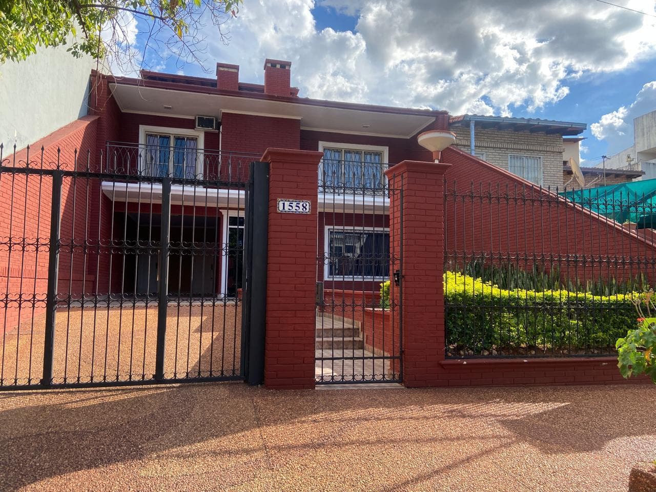 Vendo Casa De 5 Dormitorios | Barrio Nazareth