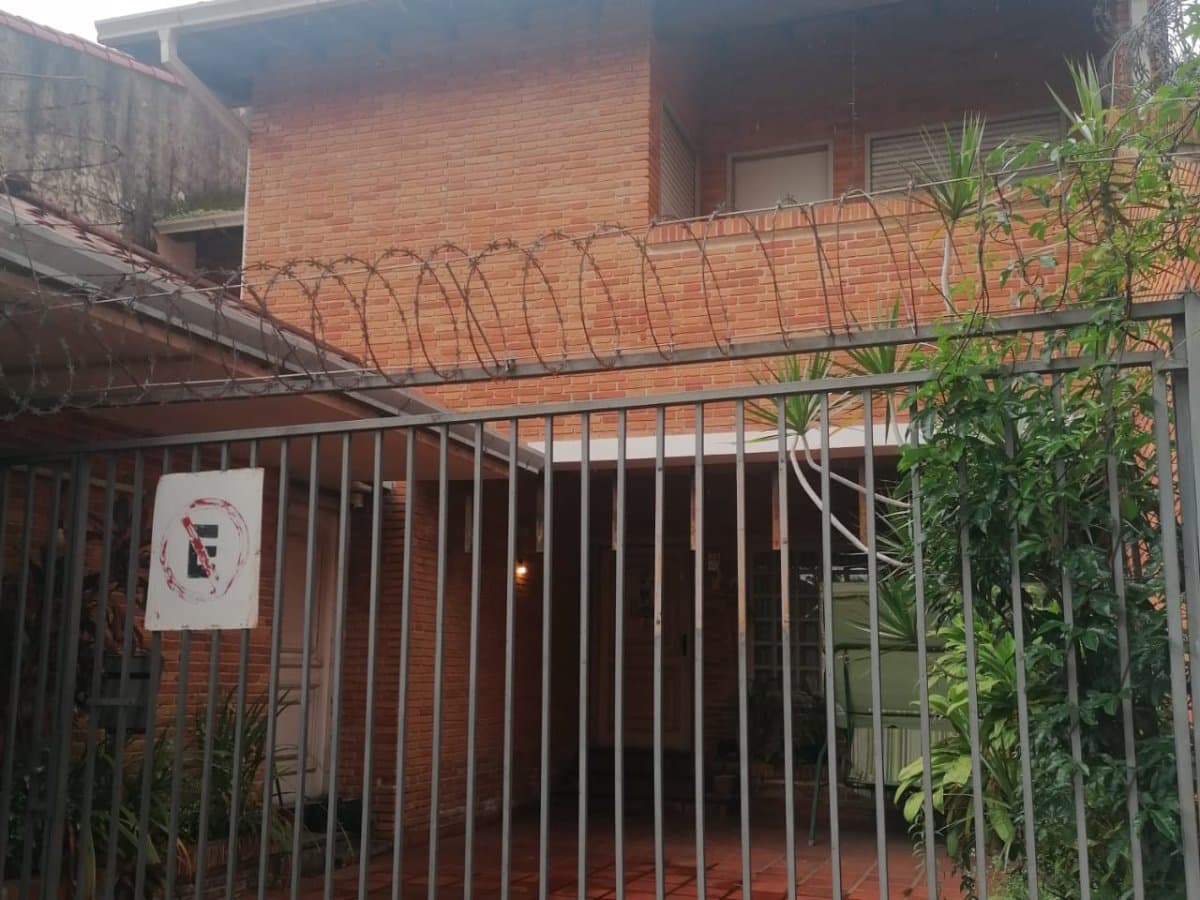 Vendo casa 4 dorm en Asunción, a 1 cuadra de la avda. Peru